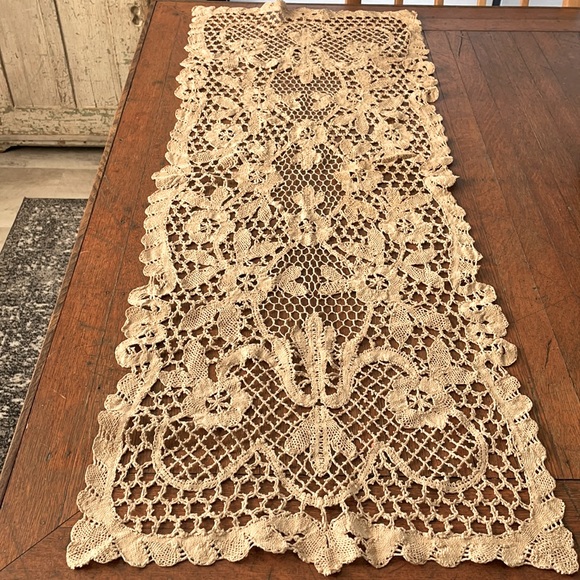 Beautiful handcrafted vintage table runner. Gorgeous pattern.